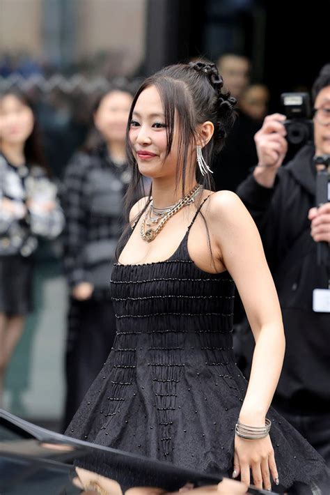 g dragon jennie chanel|Jennie stuns at Chanel 2025 S/S show, shares heartfelt moment .